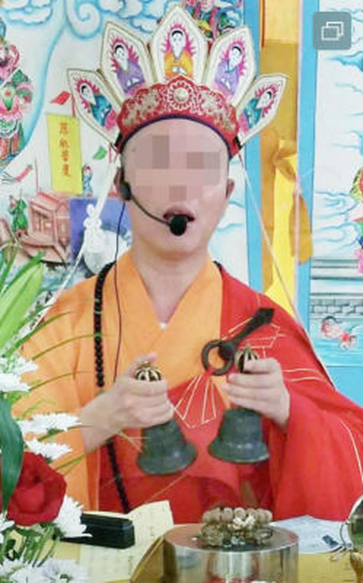  平日里，他们披上袈裟看上去，就是一副无比虔诚的样子。（新明日报） 