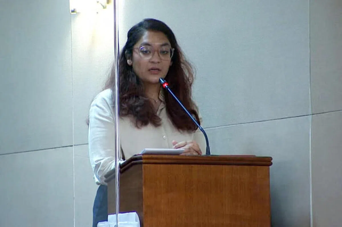 辣玉莎11月1日在国会针对自己早前在国会宣称曾陪同一名性侵女受害者到警局报案一事上说谎，作出道歉。这也是她在本届国会最后一次亮相发言。（通讯及新闻部）