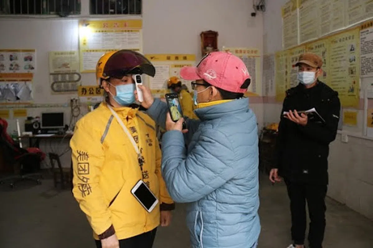  送餐员测量体温。（互联网） 