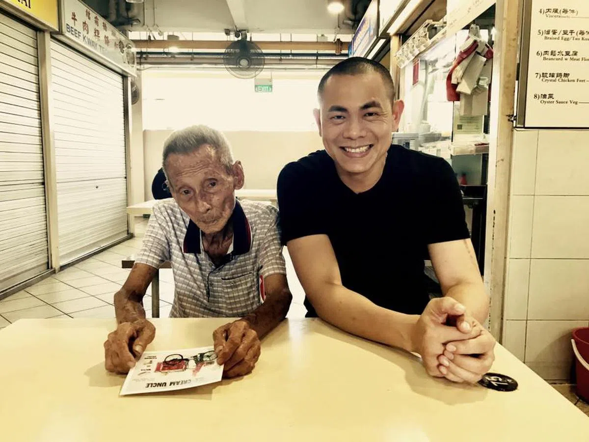  不做菜时，江振诚会抽空去找孤苦的冰淇淋小贩Uncle Ng，给他带去温暖。（江振诚面簿） 