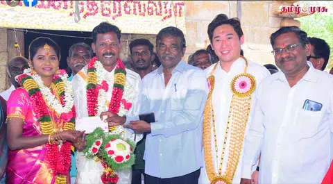 狮城老板姚国豪（右二）飞到印度出席员工马里姆都（左二）的婚礼。（截自淡米尔之声视频）