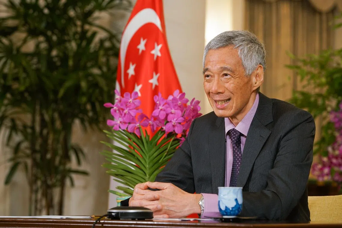 李显龙总理（图）在美国美国商会线上举行的全球经济复苏论坛接受美国商会副会长薄迈伦（Myron Brilliant）的视讯访问。（通讯及新闻部）