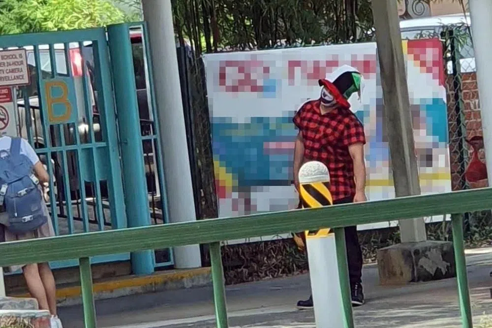 Speech Academy Asia补习中心员工装扮成小丑到学校外宣传中心课程。