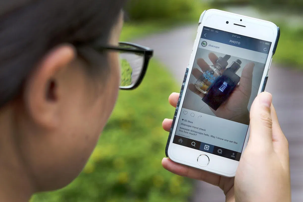 卫生科学局去年从社媒和电商平台撤下超过6800个与电子烟相关的广告。（联合早报）