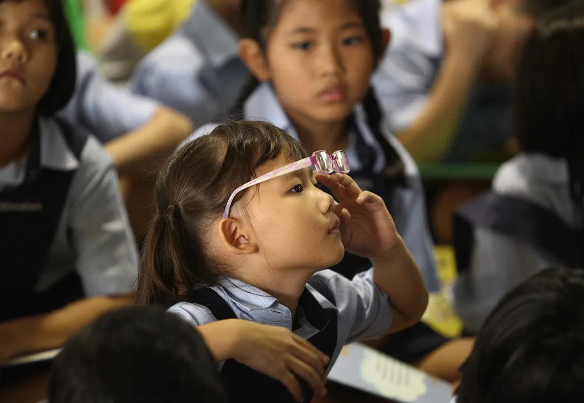 不戴眼镜反而看得清楚？（联合早报）