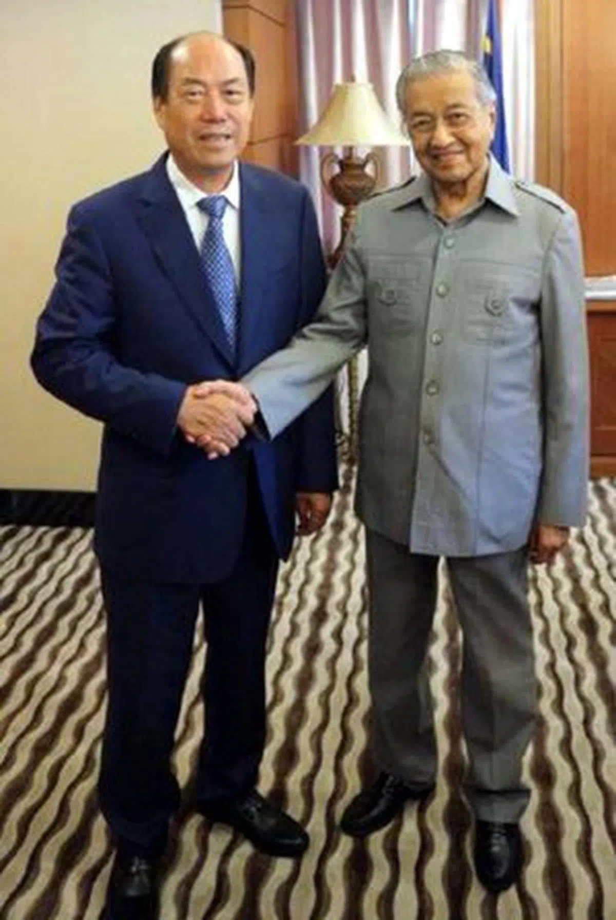  碧桂园创办人及主席杨国强（左）曾在本月马哈迪访华前，到马来西亚拜访他。（互联网） 