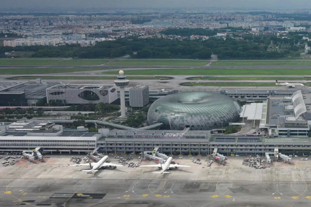 （左起）樟宜机场皇冠假日酒店、樟宜机场控制塔、星耀樟宜（Jewel Changi Airport）。（海峡时报）
