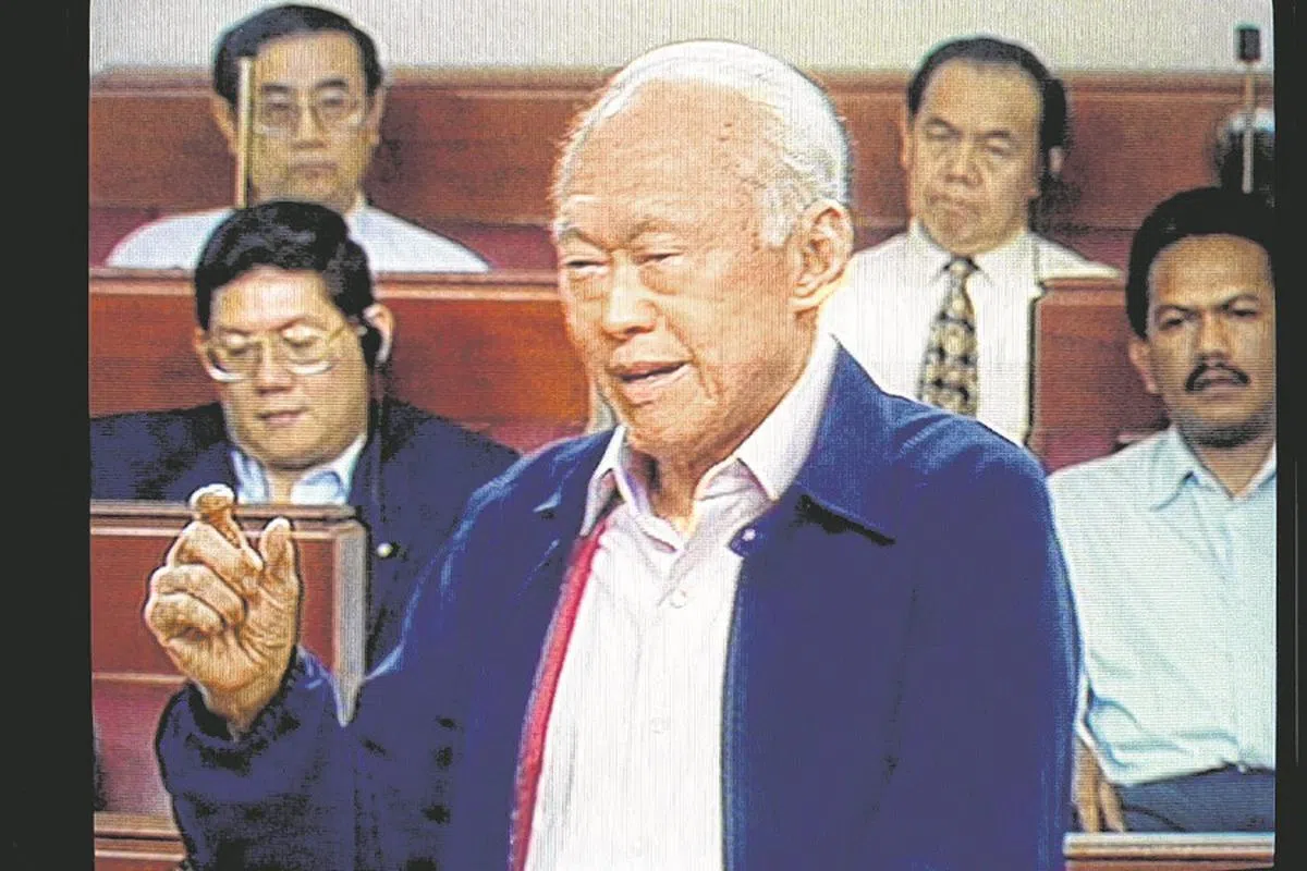 1996年5月，李光耀在国会上详细交代购买公寓的过程。（联合早报档案照） 