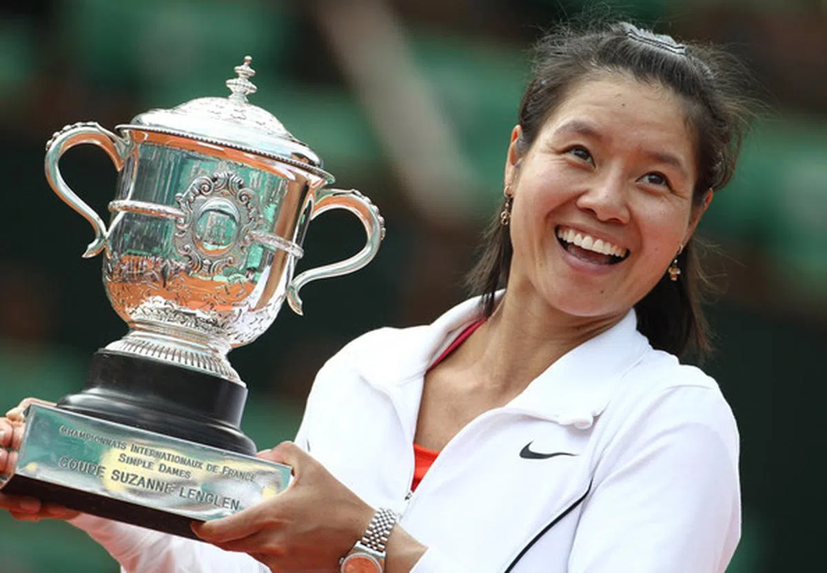  李娜在2011年法国网球公开赛上，举起她的女子单打冠军奖杯。（互联网） 
