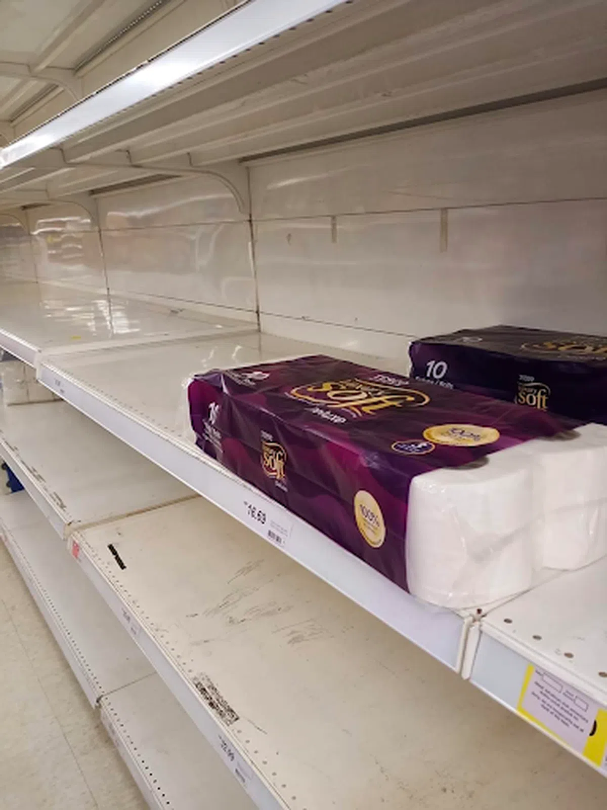  吉隆坡某间超市的厕纸区域空空如也。（互联网） 