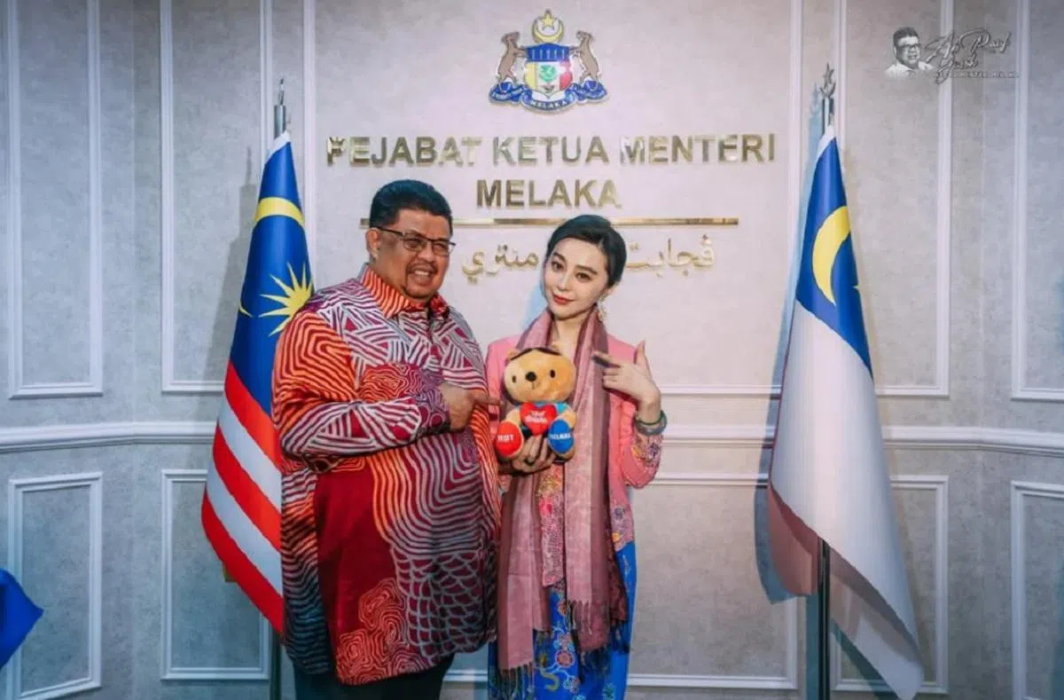 马六甲首长阿都拉勿（左）送给范冰冰的“见面礼”是一只鼠鹿公仔玩具。（马六甲旅游局脸书）