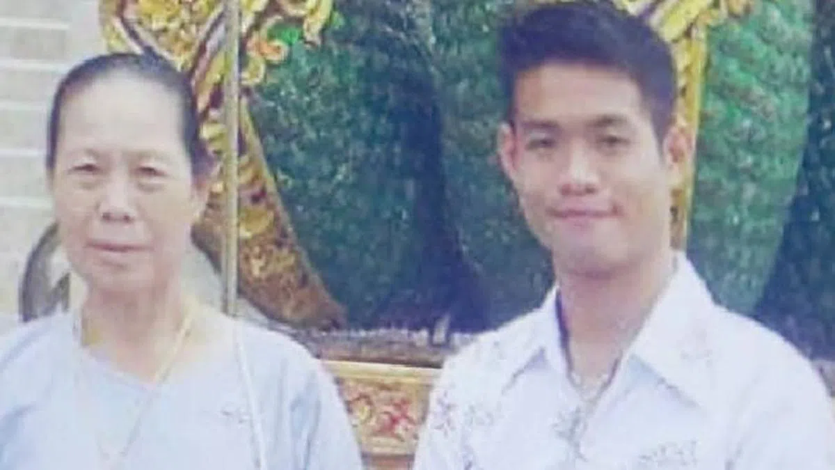  埃卡坡与外婆合照。（埃卡坡婶婶提供） 