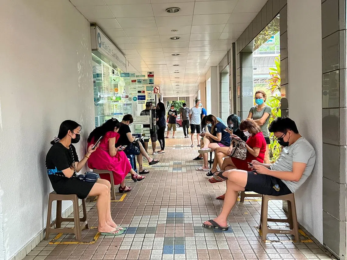 即使自检呈阳，许多人仍会到住家附近的诊所让医生“再次确认”。（联合早报）