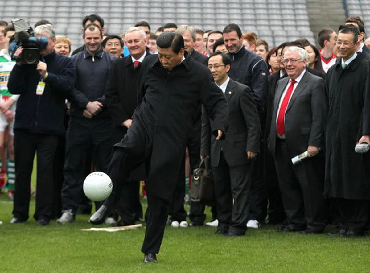  中国国家主席习近平于2012年2月19日在都柏林参观爱尔兰盖尔式运动协会总部，一展足球身手。（互联网） 