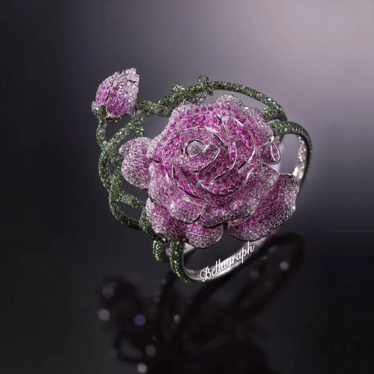 镶上30卡拉钻石和粉红蓝宝石的玫瑰手镯。（贝拉格夫珠宝面簿） 
