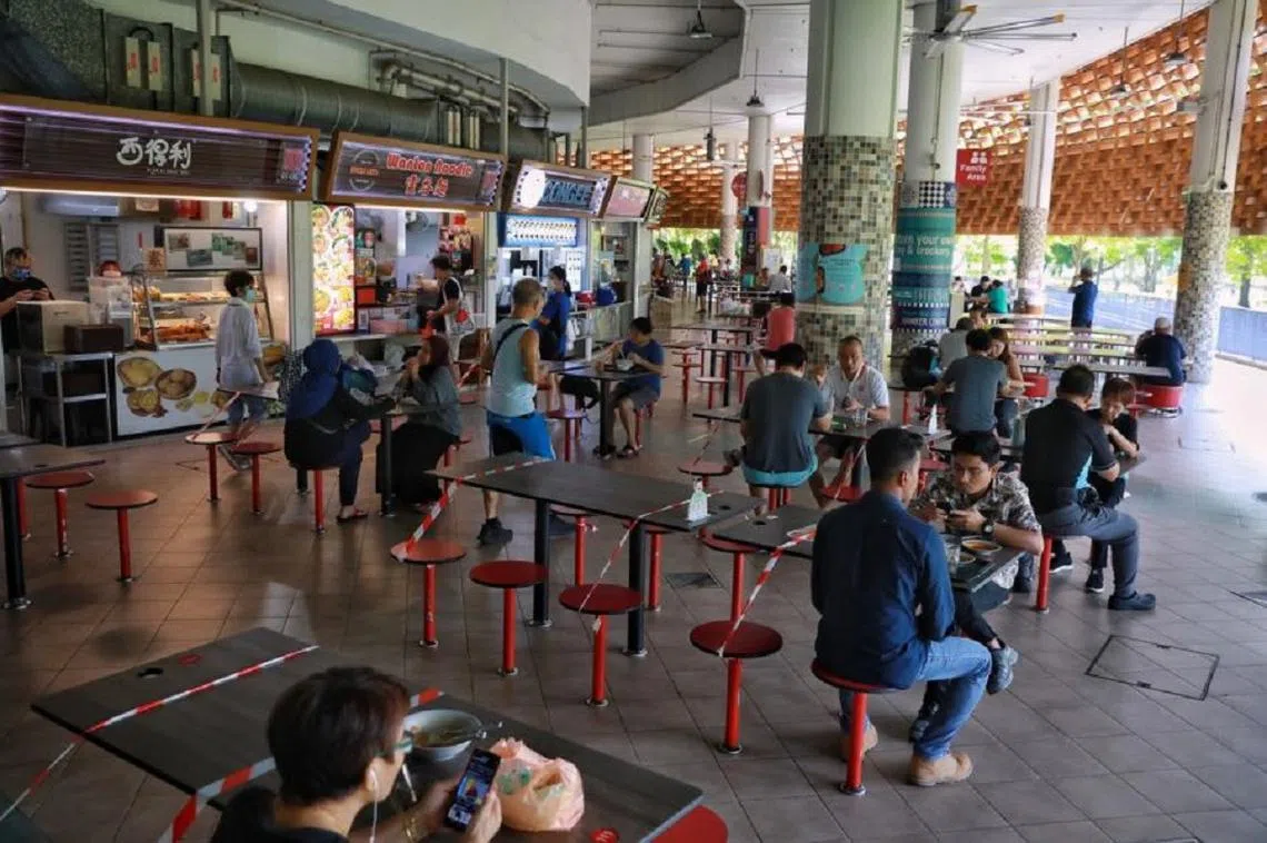 从下周三（10月13日）起，未接种疫苗者，很抱歉，你们再也不能像现在这样去小贩中心和咖啡店堂食，也不能获准进入商场与景点。（海峡时报）