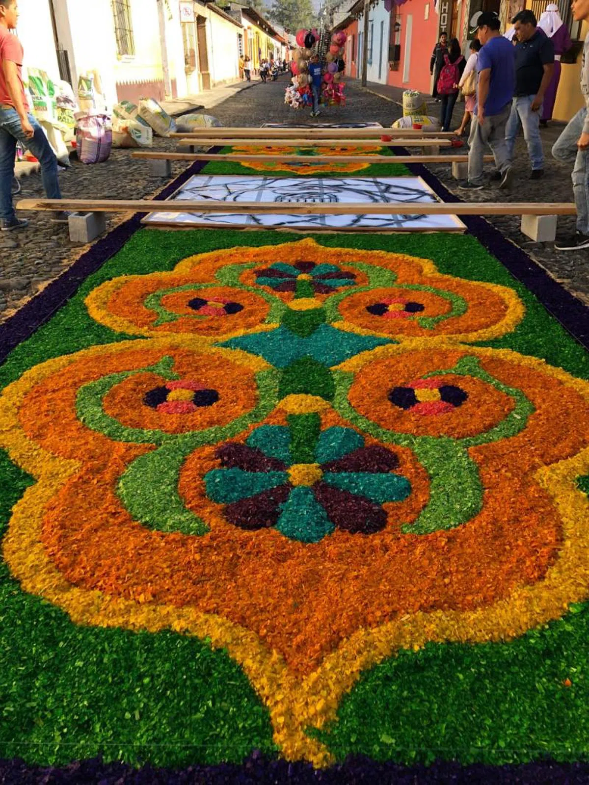 不同设计和造型的圣周地毯。（叶孝忠摄）