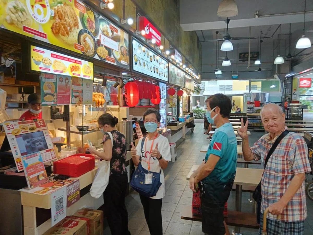 鸡饭摊位在总理宣誓就职当天举办促销，让年长者可免费享用。（取自OK Chicken Rice脸书）