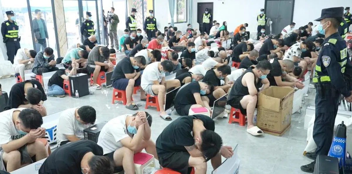 缅北近年来诈骗园区泛滥猖獗，图为被押送回中国的中国诈欺犯。（微博）