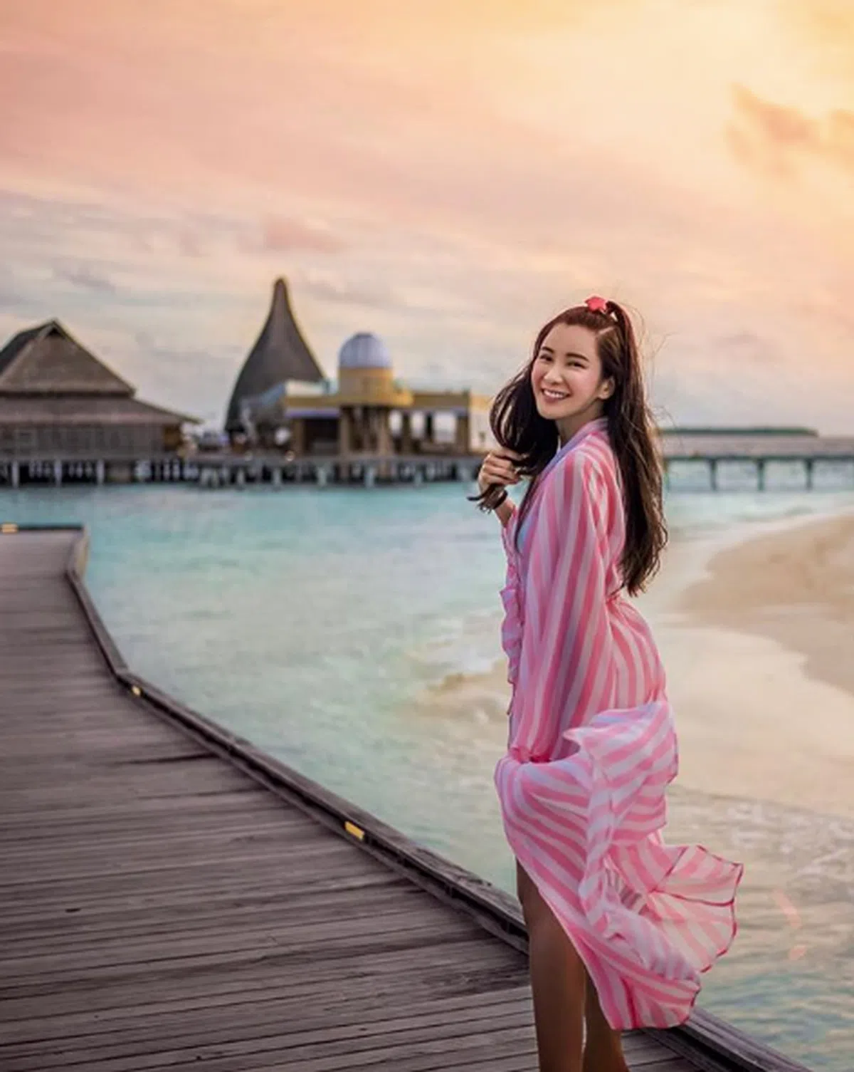  偏爱粉色的她姿态还像个少女。（Instagram:ec24m） 