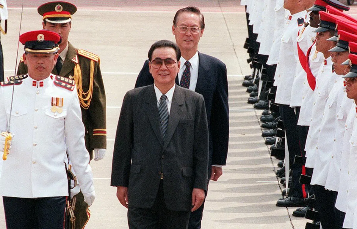  吴作栋陪同李鹏检阅了由新加坡武装部队第三步兵营与宪兵团的114名精锐队员组成的仪仗队。（新报） 