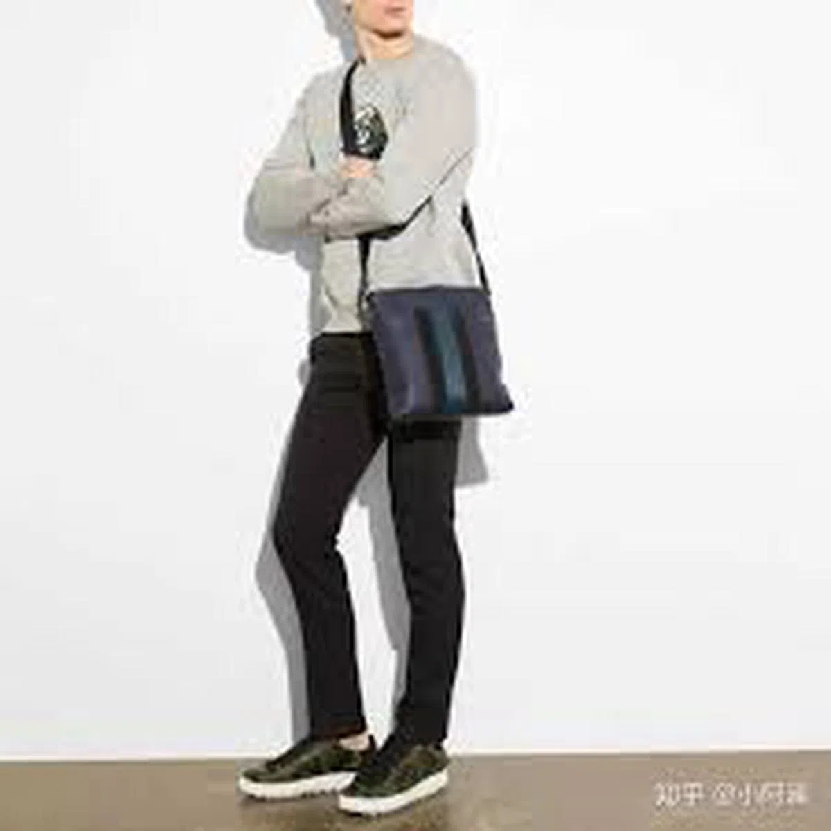  传说中被偷的包包，的确有个很容易被解开扣子。（受访者提供） 