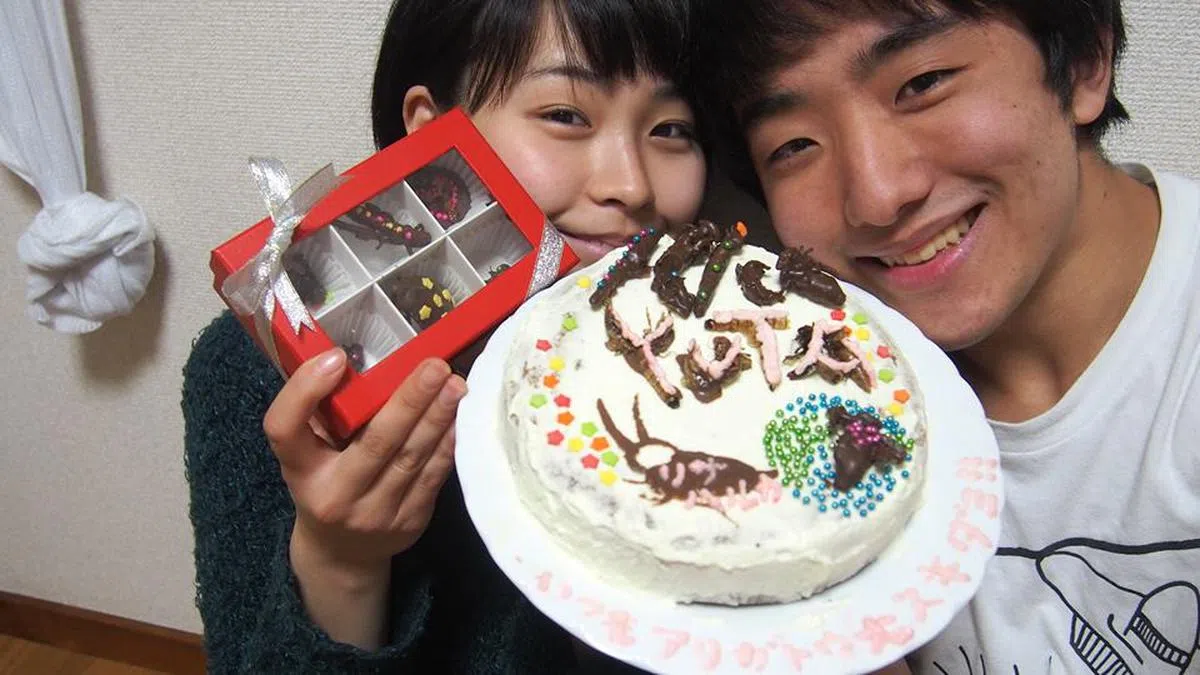  现任女友也酷爱昆虫，还在筱原生日时亲手制作了昆虫蛋糕和巧克力。在蛋糕上用巧克力酱画的蟑螂，好像就是丽莎。（筱原祐太面簿） 