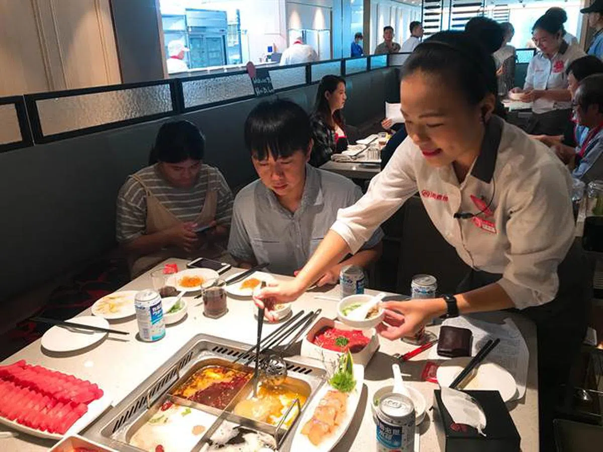  海底捞的服务丝毫不含糊。（互联网） 