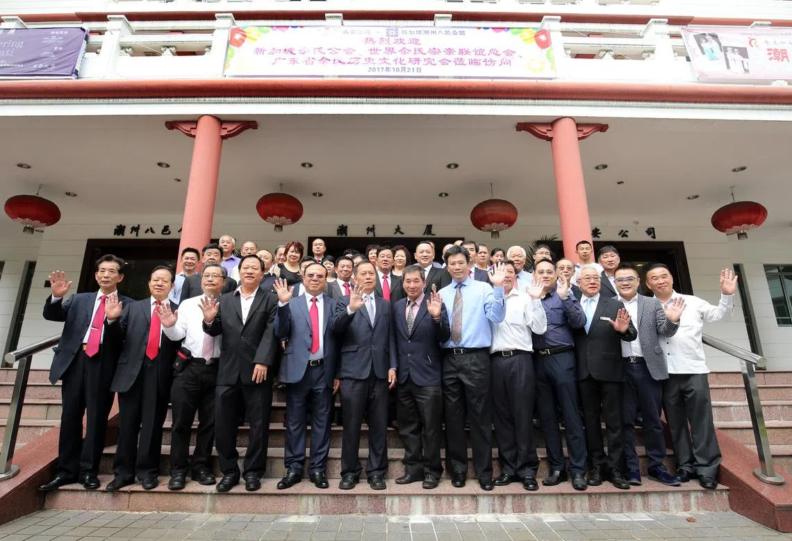 新加坡潮州八邑会馆和义安公司的领导，连同到访的佘氏国内外宗亲访问团在潮州大厦外合照。（联合早报）
