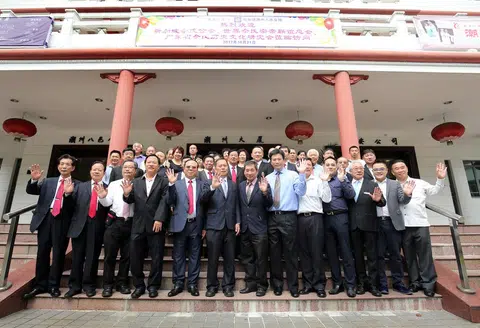 新加坡潮州八邑会馆和义安公司的领导，连同到访的佘氏国内外宗亲访问团在潮州大厦外合照。（联合早报）