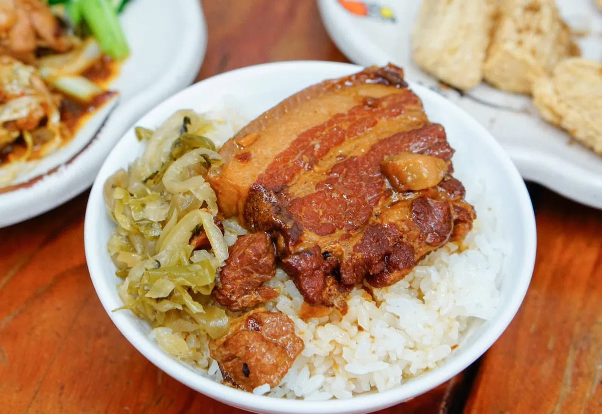  南台湾的”卤肉饭”，是北部的”爌肉饭”。 (互联网) 