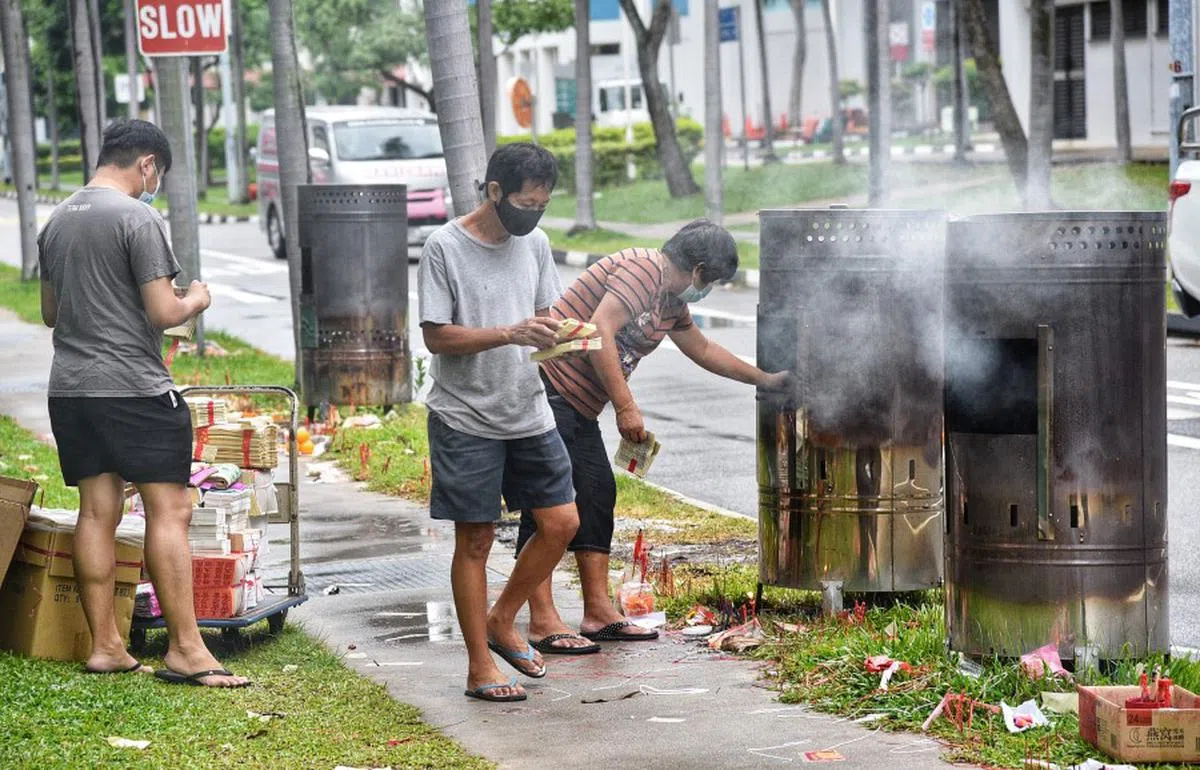 焚烧冥纸多年来为好些人造成了困扰。（海峡时报）