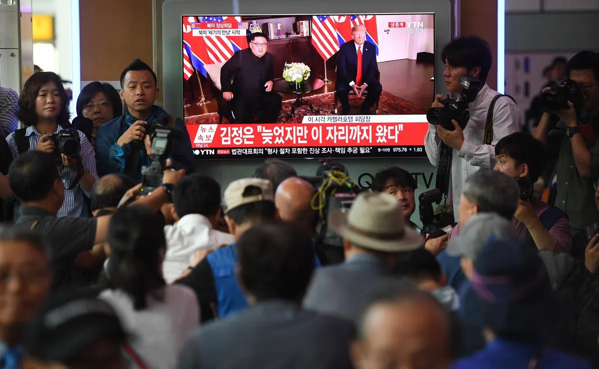  韩国民众在首尔的车站观看特金会的现场直播。（法新社） 