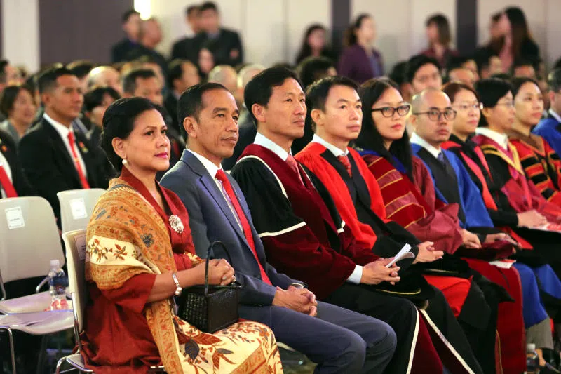  佐科（左二）今早与夫人埃里亚纳（左一）出席小儿子卡桑的毕业典礼。（联合晚报） 