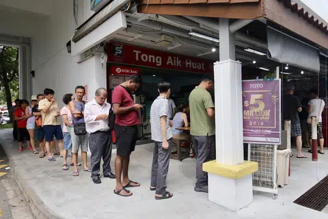 就连排队买马票发财也穿拖鞋。（联合晚报）