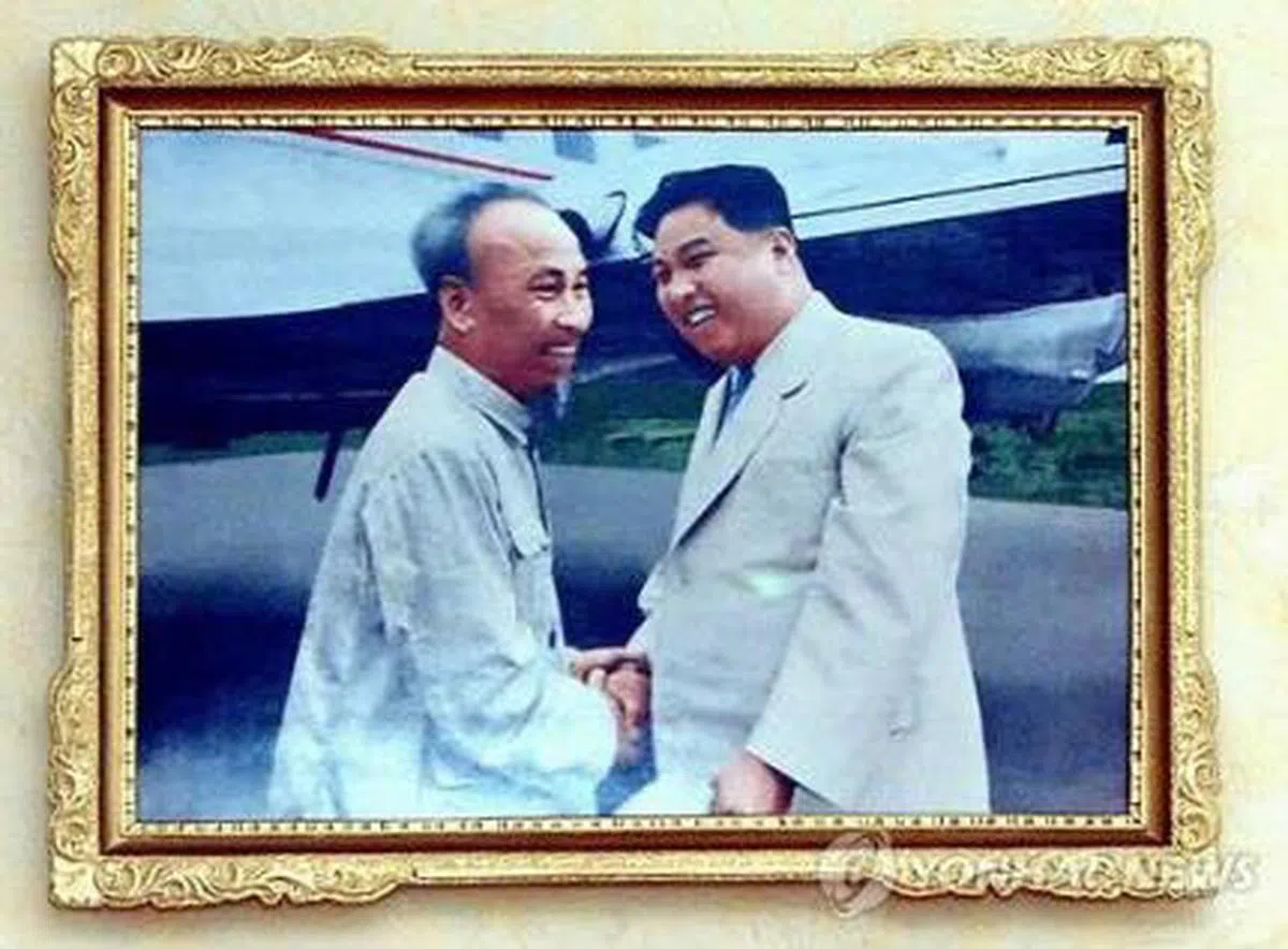  胡志明（左）迎接金日成。（互联网） 