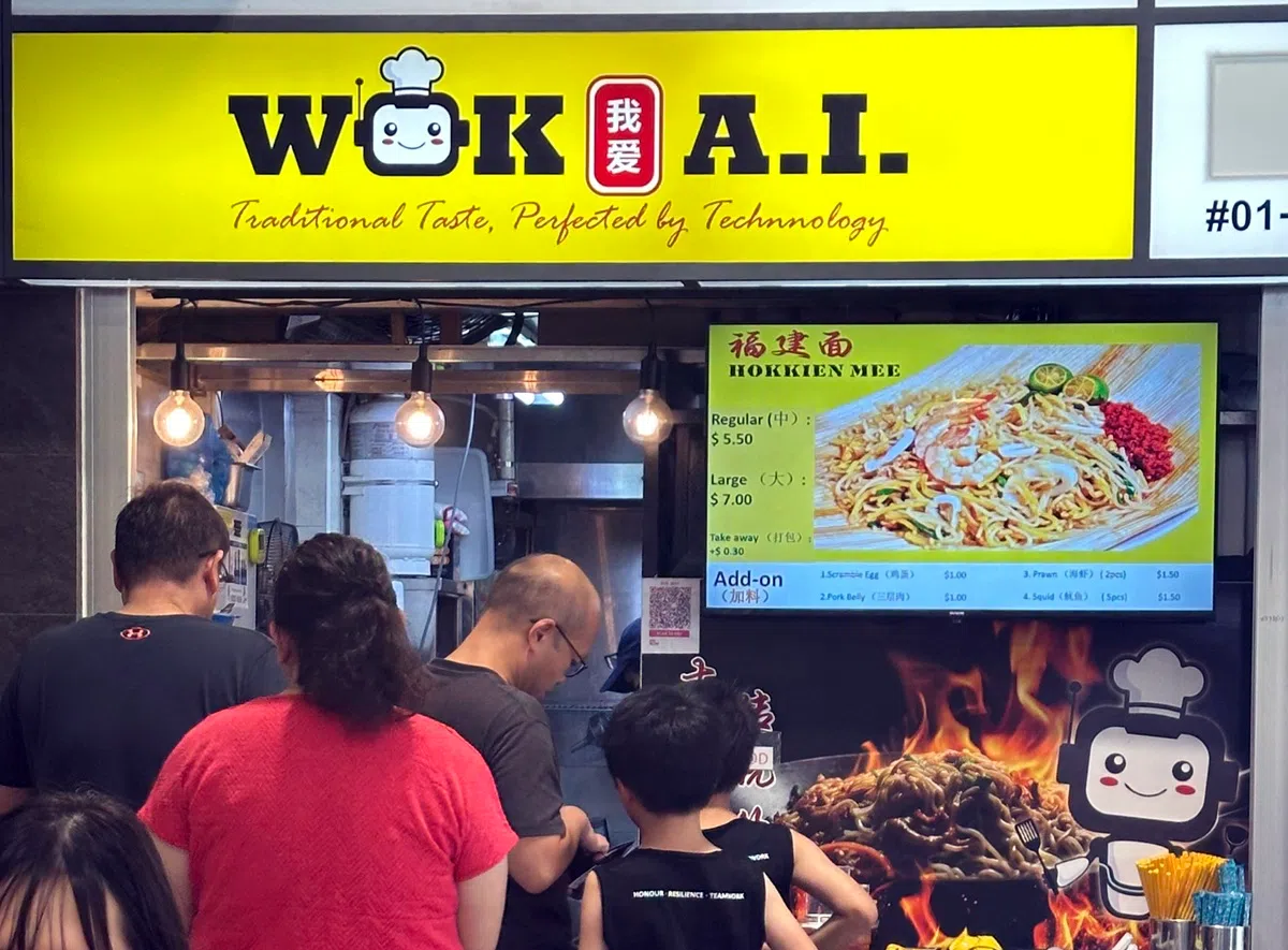 Wok A.I.刚营业时，曾因标榜用机器人来炒面而引起不少话题。