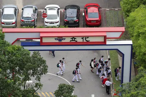 立化中学在2021年7月19日发生校园命案，一名16岁中四男生涉嫌在厕所内，挥斧砍死13岁的中一男生。涉案的16岁男生当场被捕，以谋杀罪名被提控。（联合早报）