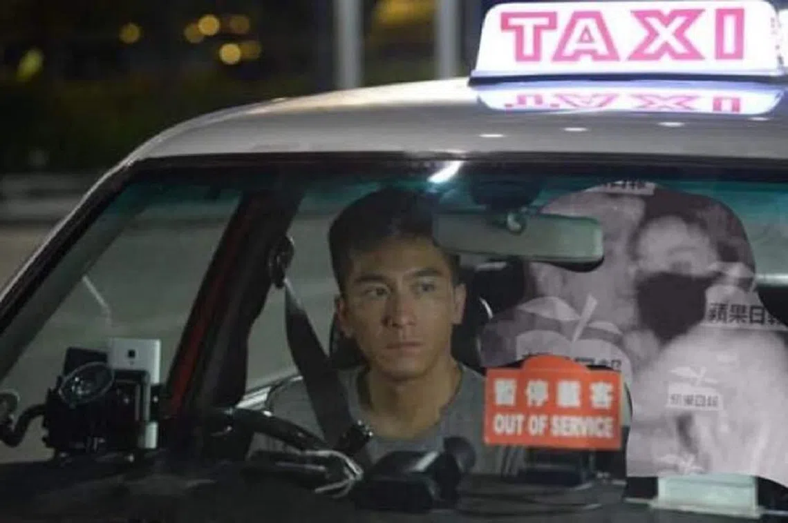 网民恶搞“安心偷吃”事件的视频，让马国明当上了司机，许志安和黄心颖在他背后偷情。（互联网）