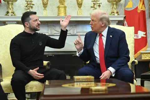 美国总统特朗普（右）与乌克兰总统泽连斯基（左）的记者会一度火药味十足。（法新社）