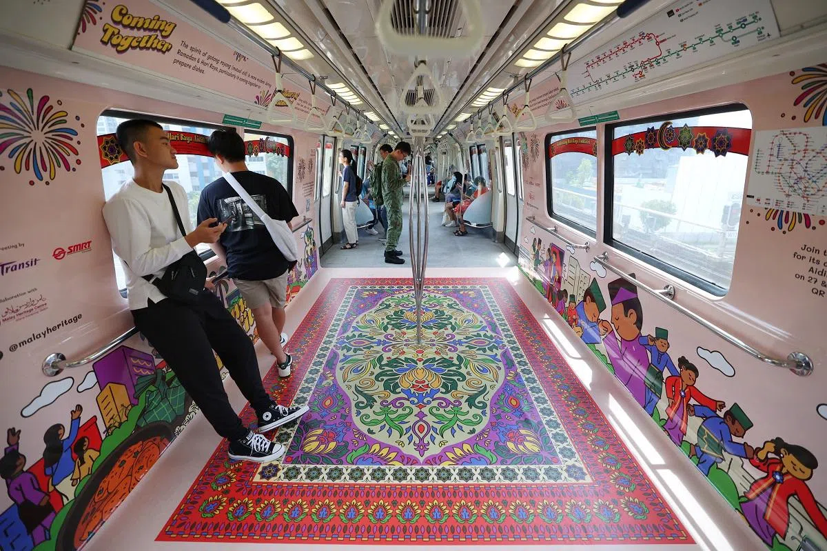地铁车厢内装饰着以2024年开斋节为主题的图案，多元丰富的设计让乘客感受浓浓的佳节气氛。（联合早报）