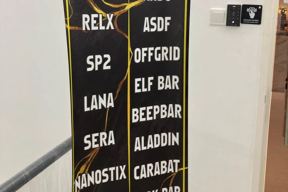 位于电子烟商店入口处的海报。