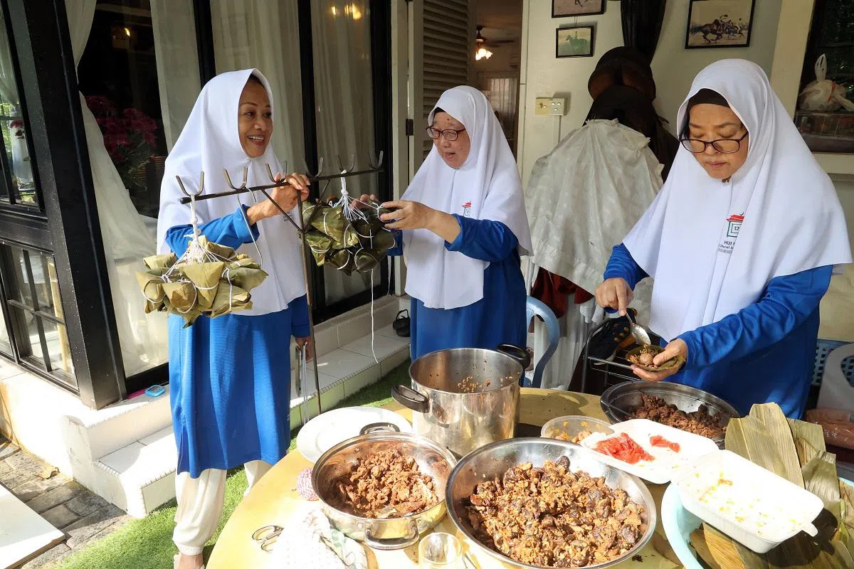 华族回教徒制作清真粽子，让其他种族也可以享用，感受端午节气氛。（联合早报）