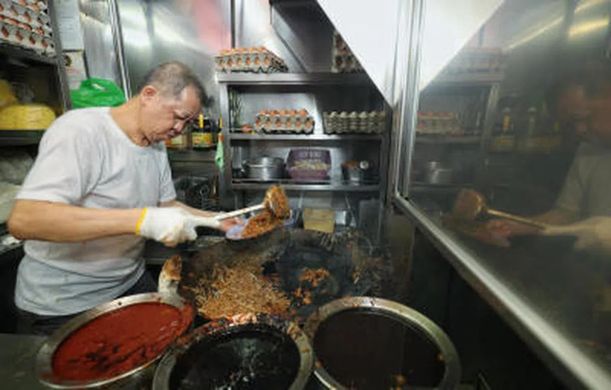  位于芳林熟食中心内入选“必比登”（Bib Gourmand）推介名单的小贩美食“欧南园炒粿条面。（联合早报） 
