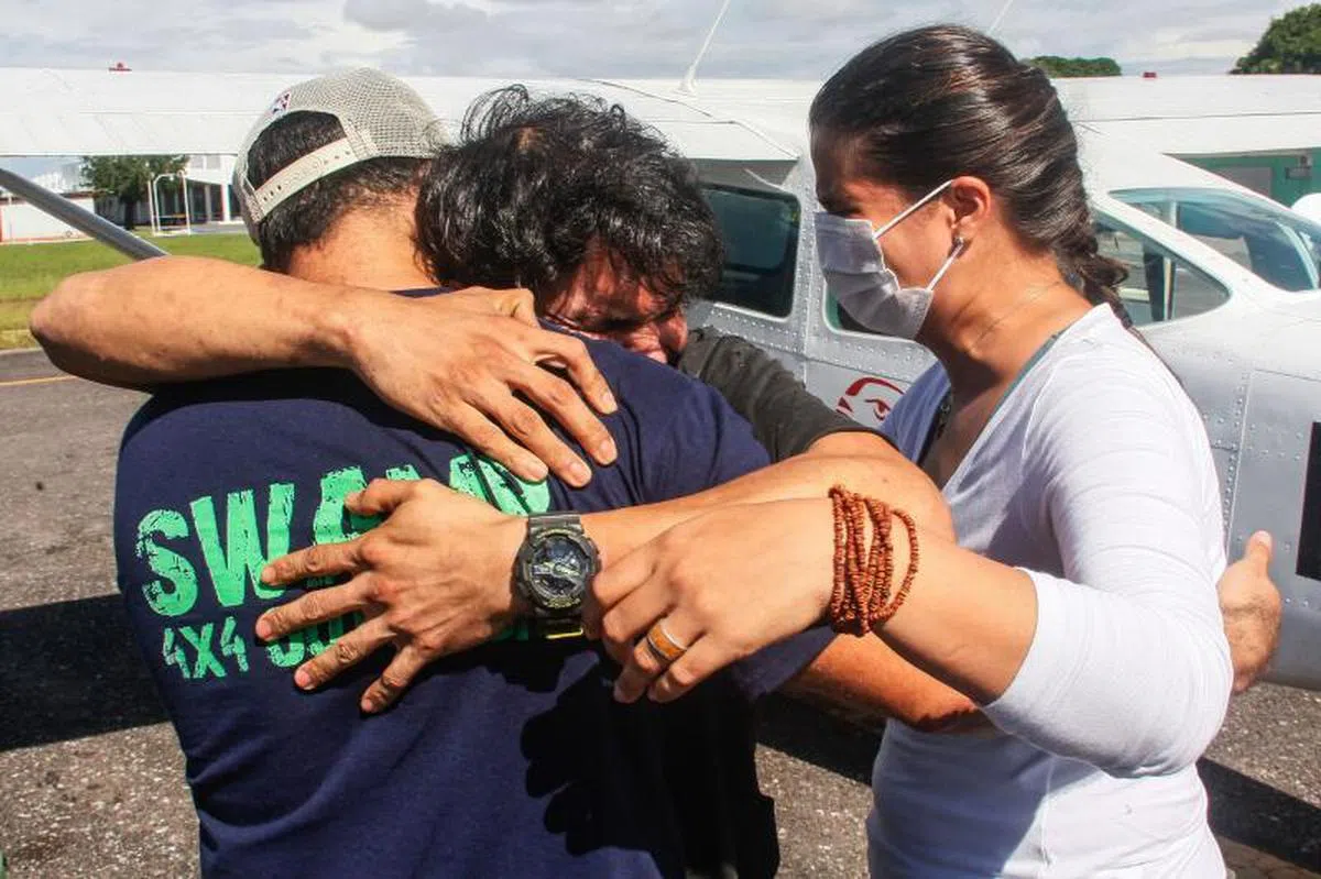  求生过程中，塞纳时刻想着家中父母与兄弟姐妹，并以此为动力，克服一个又一个难关。获救后，塞纳与一家人激动相拥，泪流满面。（法新社） 