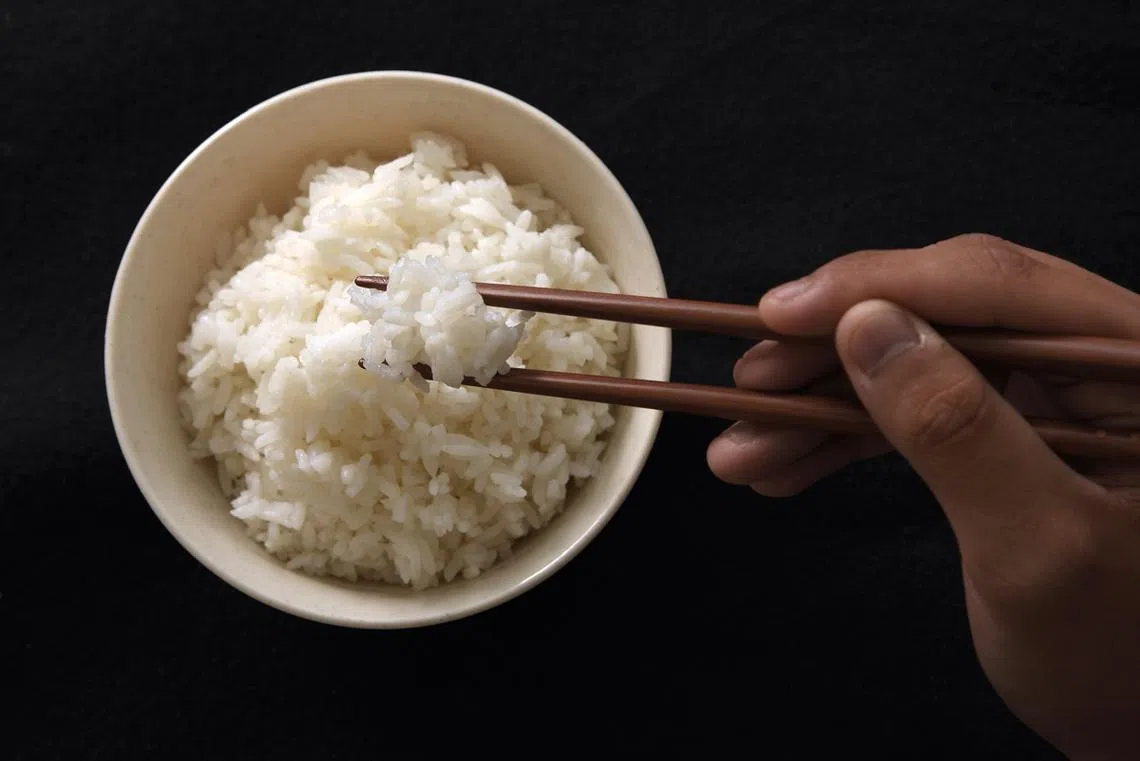 生酮饮食是一种瘦身饮食法，指的是日常生活中大量减少摄入米饭等碳水化合物。（海峡时报）