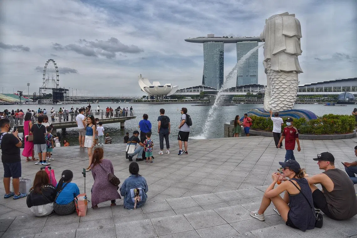 鱼尾狮公园是中国旅客来新加坡必打卡的地点，图为各国旅客在鱼尾狮公园欣赏滨海湾金沙的风景。（海峡时报）