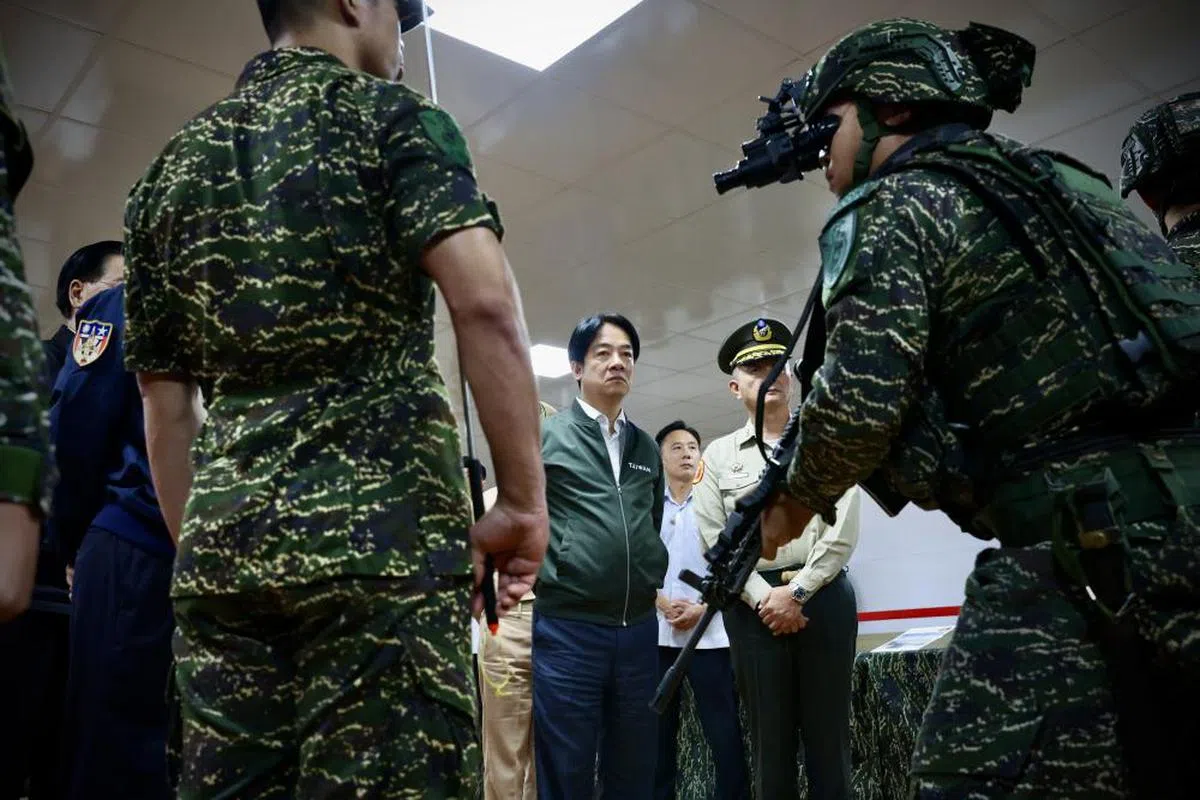 解放军绕台军演剑指赖清德（中）就职演说及其台独背景的意味浓厚。（欧新社）