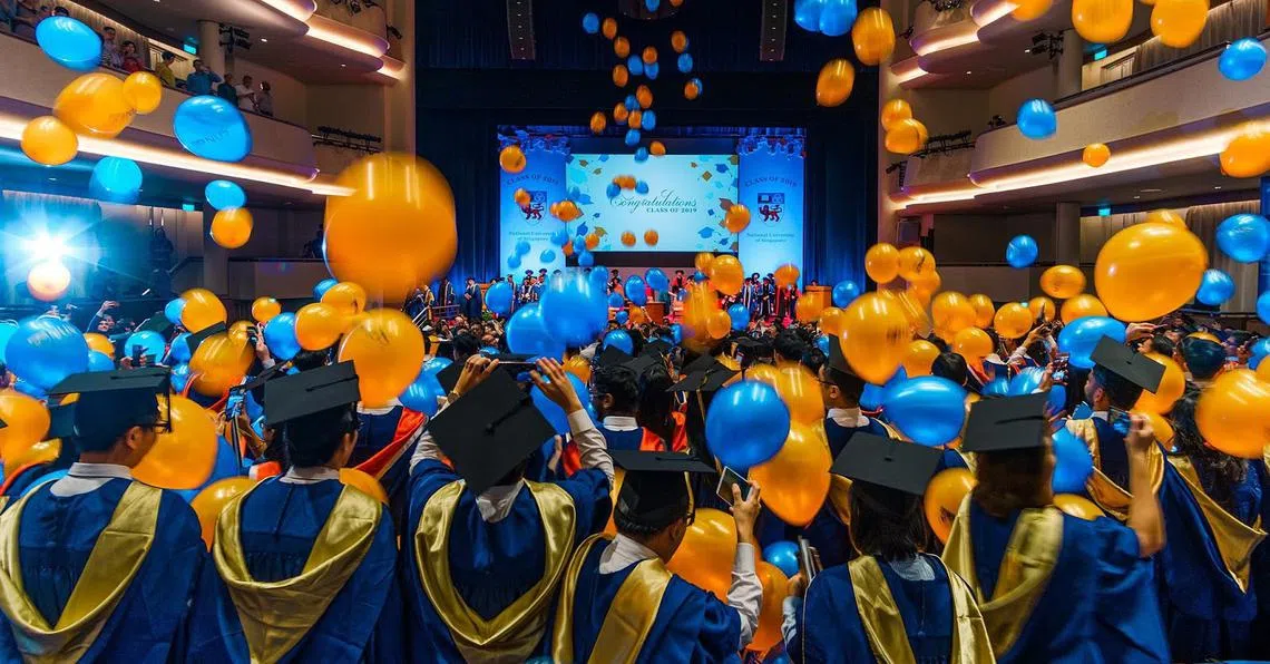 调查显示，本地大学毕业生在疫情冲击下更难找到全职工作。（新加坡国立大学面簿）