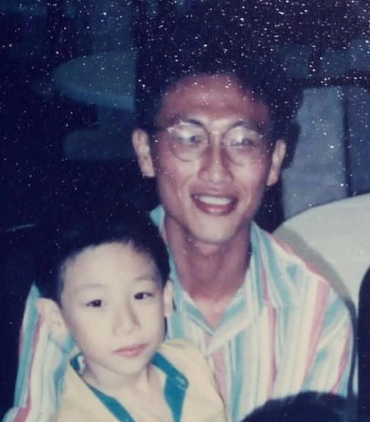 王乙康曾这样介绍表弟谢曜全，“我们的母亲是姐妹，所以小时候有一起玩，那时候他叫我“Gor Gor（哥哥）”，不过后来很多年没有见面，有时偶尔会在亲戚聚会见面，现在他见到我的话，叫我‘部长’。”（谢曜全脸书）
